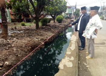 Warga Rancaekek Keluhkan Drainase di Depan Masjid Agung