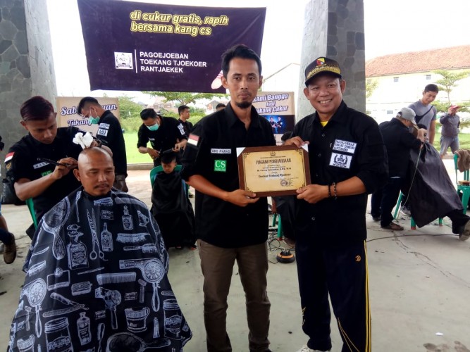Pagoejoeban Toekang Tjoekor Gelar Pangkas Rambut Gratis