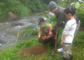 Kapolsek dan Tokoh Lingkungan Tanam Pohon di Bantaran Sungai Cisondari