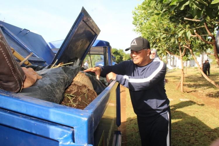 Ribuan ASN KBB Gawe Bareng Bersihkan Lingkungan Pemda