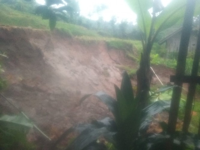 Diguyur Hujan Deras Rumah Warga Tertimbun Longsor