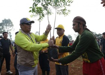 Dadang M. Naser Melaunching Hutan Sabilulungan Desa