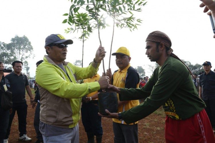 Dadang M. Naser Melaunching Hutan Sabilulungan Desa