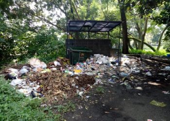Tumpukan Sampah Warnai Komplek Pemkab Bandung