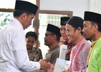 Presiden Serahkan 115 Sertifikat Wakaf di Cianjur