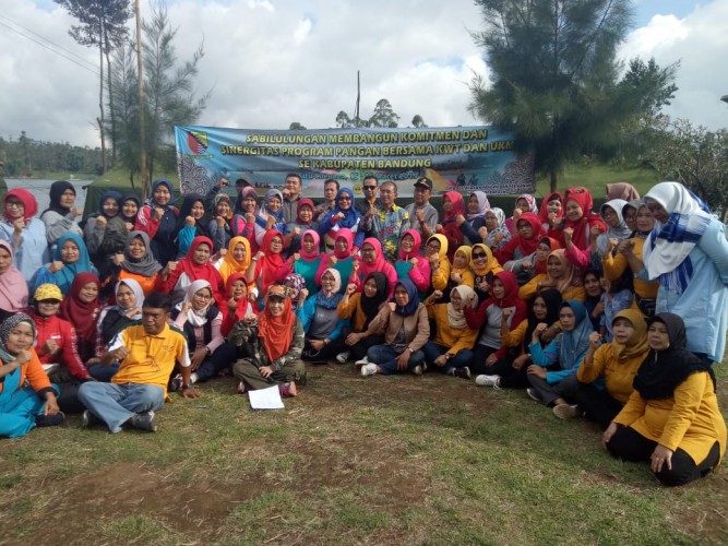 Asisten Ekbang Buka Camping Geatring KWT dan UKM