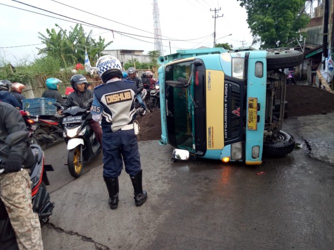 Truk Pengangkut Pasir Terguling