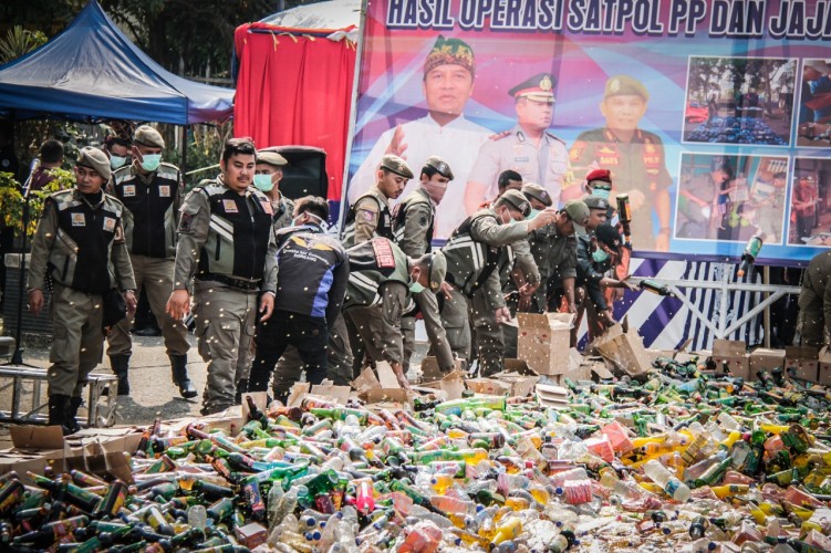 Pemkab & Polres Musnahkan Puluhan Ribu Botol Miras