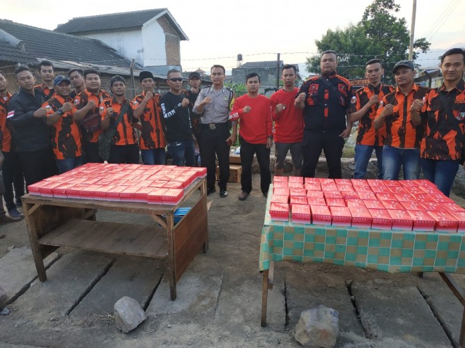 PP Ranting Cisaranten Wetan dan Ranting Babakan Panghulu, Bagi-bagi Takjil Gratis