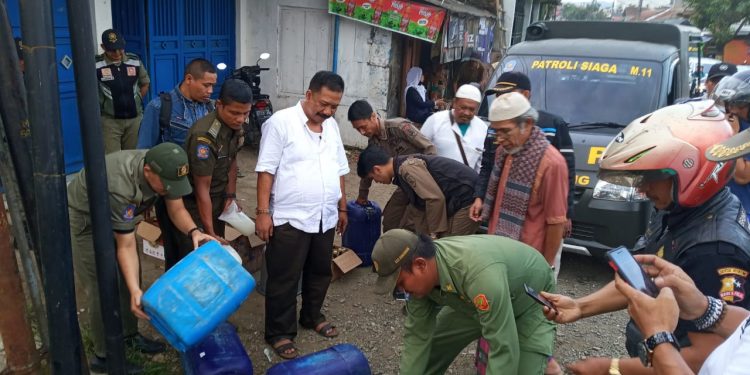 Camat Banjaran Amankan 4500 Tablet Jenia dan Sembilan Jerigen Ciu Oplosan