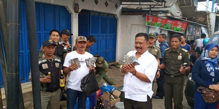 Camat Banjaran Amankan 4500 Tablet Jenia dan Sembilan Jerigen Ciu Oplosan