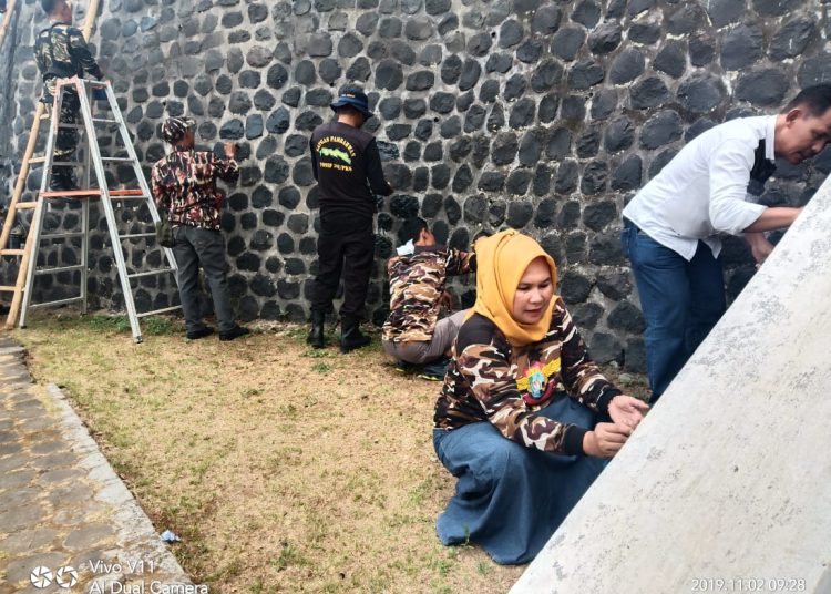 GM FKPPI PC X- 10 Sumedang Gelar Baksos Cat Dinding TMP Cimayor