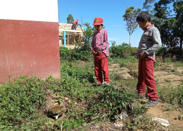 Sekolah Tidak Miliki Toilet, Siswa Buang Ari Kecil di Kebun Belakang Sekolah