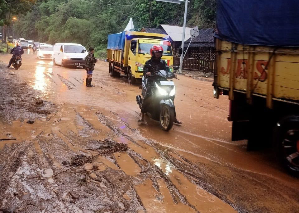 Akses Jalan  Soreang Ciwidey  Terputus Akibat Longsor 