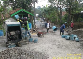 Pembangunan Rabat Beton di Desa Gudang Dikerjakan Warga Lokal