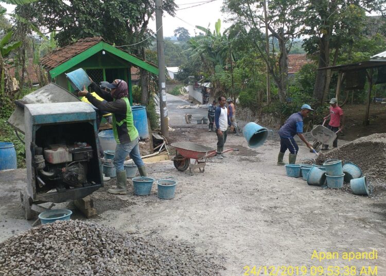 Pembangunan Rabat Beton di Desa Gudang Dikerjakan Warga Lokal