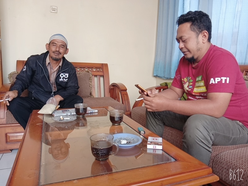 Otong Supendi Ketua APTI Sumedang, didampingi Ustad Didi (bendaharanya)