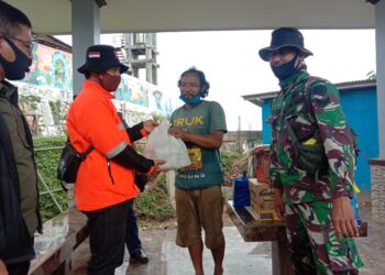 Petugas BPBD dan Camat Dayeuhkolot Kunjungi Warga Babakan Leuwi Bandung