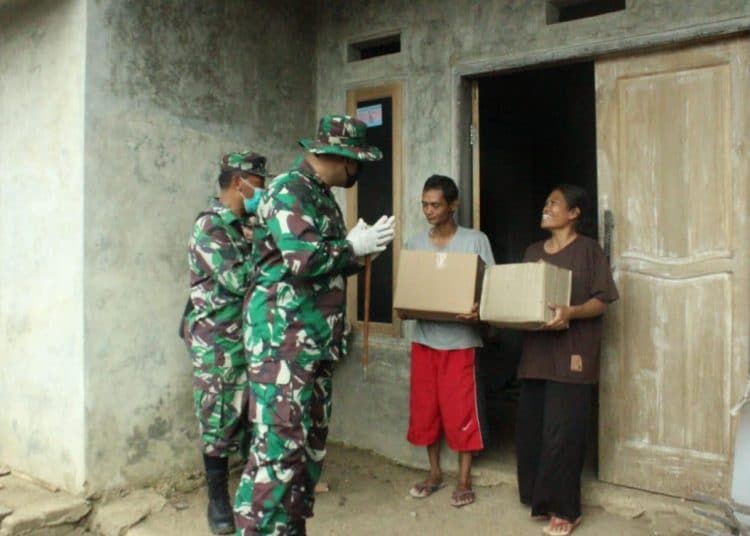Gilaran Warga Trunamanggala Dapat Bantuan dari Batalyon Infantri Raider 301/PKS Sumedang