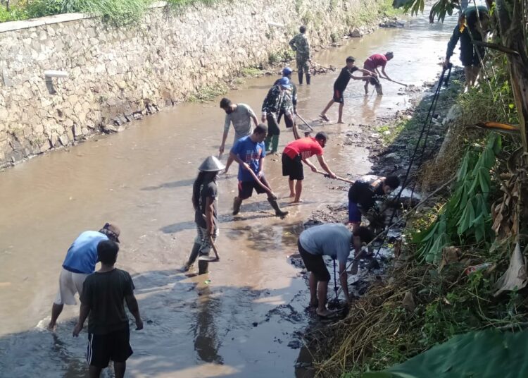 Ratusan Warga Kerja Bhakti Membersihkan Sampah di Aliran Sungai Cisunggalah