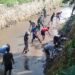 Ratusan Warga Kerja Bhakti Membersihkan Sampah di Aliran Sungai Cisunggalah
