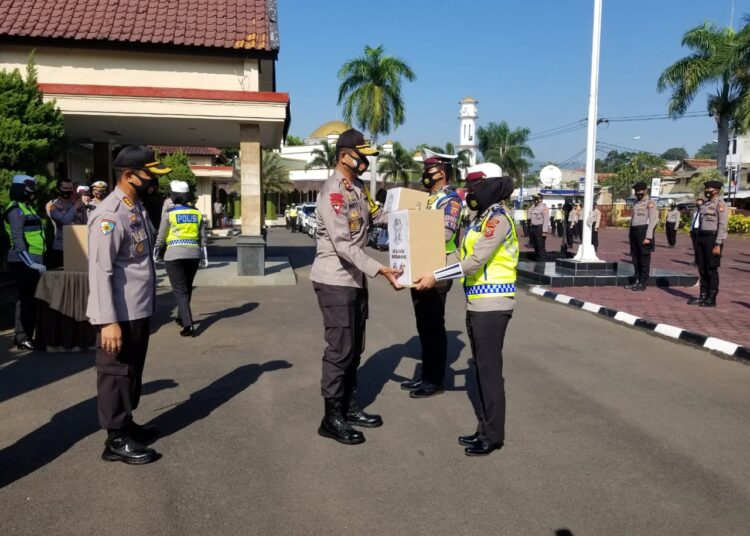 Kapolda Jabar Sampaikan Bantuan Sembako Bagi Warga Soreang