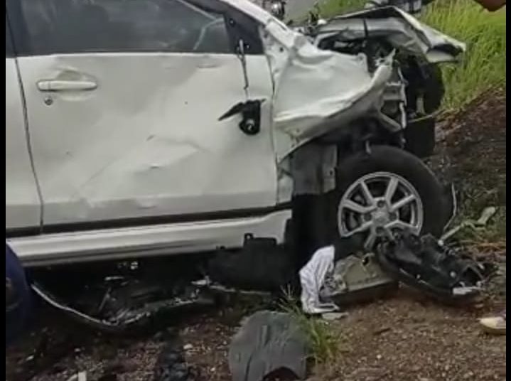 Ban Mobil Pecah, Twincam Hantam Xenia, Empat Penumpang Luka Parah