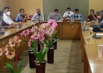 Perwakilan Kades dan Pengurus Apdesi Kab. Bandung Seruduk Kantor DPRD Kab. Bandung