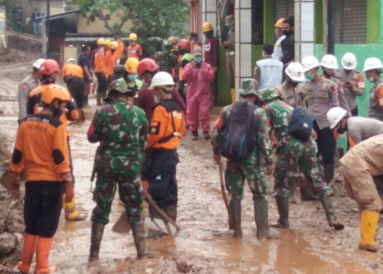Kapten Inf Dadang Sopian: Anggota Kodim 0610/Sumedang Bersihkan Material Lumpur Secara Manual