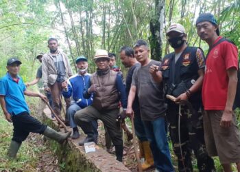 Puluhan warga Perum Griya Inti Desa Babakan Petey Kecamatan Cicalengka Kabupaten Bandung