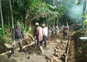 Anggota Kodim 0610/Sumedang Bersama Warga Cor Jalan Dusun Cilutung