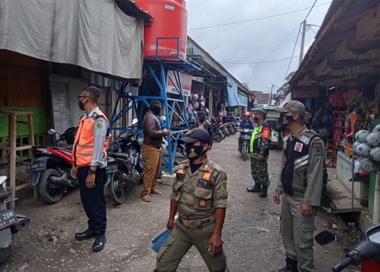 Jajaran TNI / Polri dan Satuan Polisi Pamong Praja Kab. Bandung saat gelar operasi covid 19