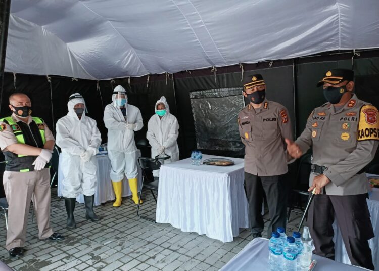Tenaga Medis Ambil Sampel saat Test Antigen Sejumlah Awak Media