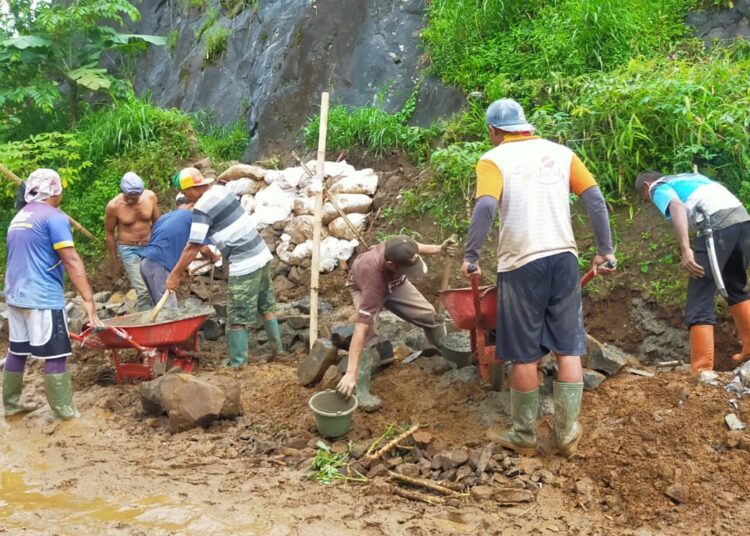 Intensitas Hujan Tinggi, Tanggul Selokan Perum Sindang Amanah Longsor