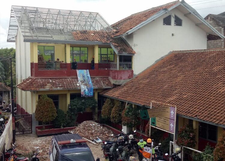 Angin Puting Beliung Porak Porandakan Bangunan SMPN 2 Cimenyan ...