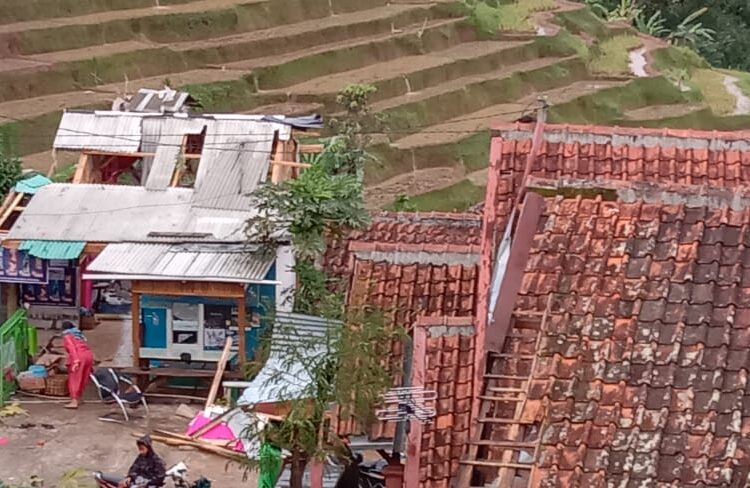 Hujan Deras Disertai Butiran Es Landa Cimenyan