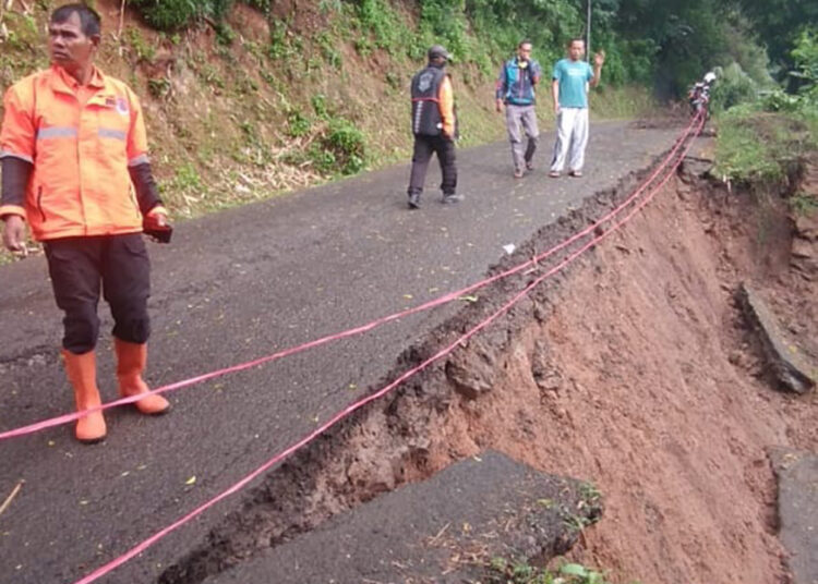 Terima Laporan Warga dan Pemdes, BPBD Kab. Bandung Langsung Kunjungi Lokasi Longsor Desa Cilame