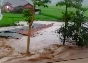 Pemotor Hanyut ke Sungai Terbawa Banjir Bandang