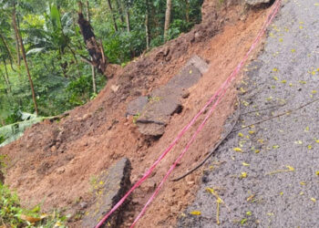Jalan Menghubungkan Wilayah Kab. Bandung dan KBB Terputus Akibat Longsor