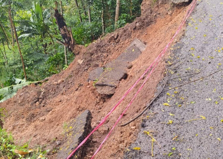 Jalan Menghubungkan Wilayah Kab. Bandung dan KBB Terputus Akibat Longsor
