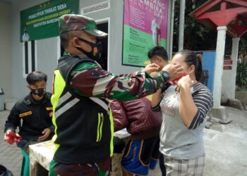 TNI/Polri Hentikan Warga yang Melintas di Depan Kantor Desa Panyocokan