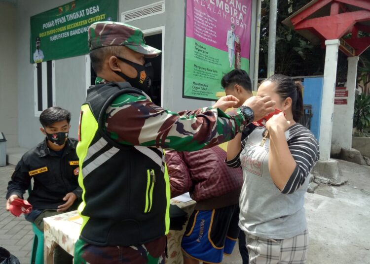TNI/Polri Hentikan Warga yang Melintas di Depan Kantor Desa Panyocokan