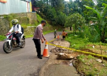 Bhabinkamtibmas Desa Kirisik Cek Lokasi Pergeseran Tanah di Dusun Nyalindung