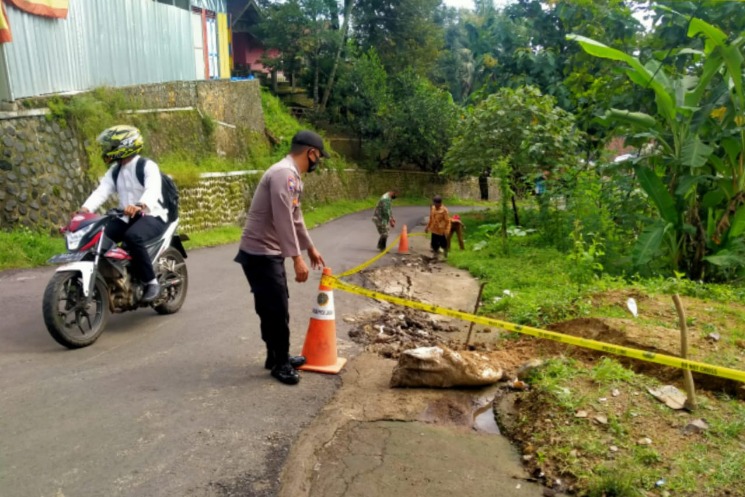 Bhabinkamtibmas Desa Kirisik Cek Lokasi Pergeseran Tanah di Dusun Nyalindung