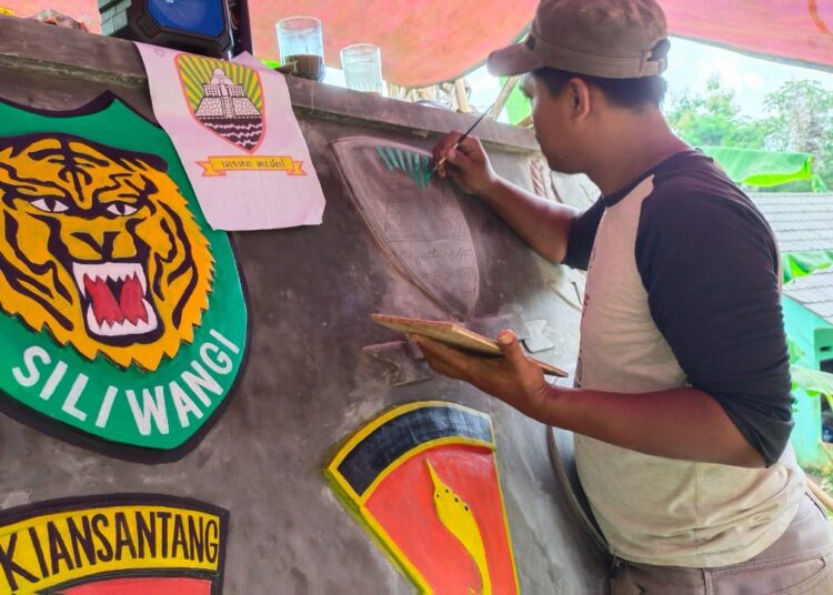 Satgas TMMD Membuat Tugu Prasasti di Dusun Sangkup