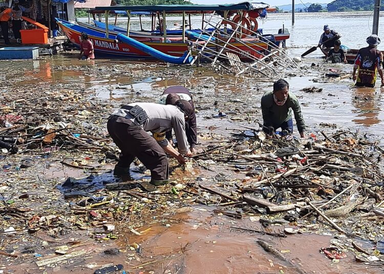 TNI-Polri Bersihkan Sampah di Hulu Sungai Cimanuk