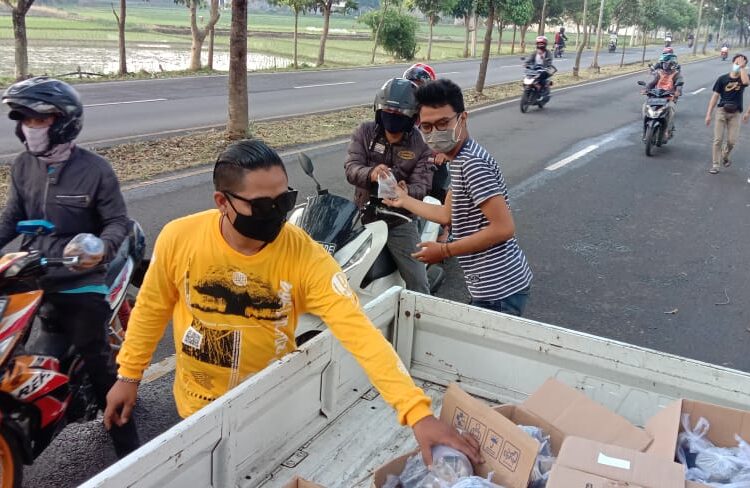 Yanto Setianto: Jalin Silaturahmi Jajaran DPD. Golkar Bersama Warga Melalui Berbagi Takjil