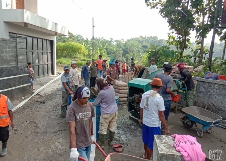 Warga Sukakerta Laksanakan Pengecoran Jalan Desa Kurang Lebih 200 Meter