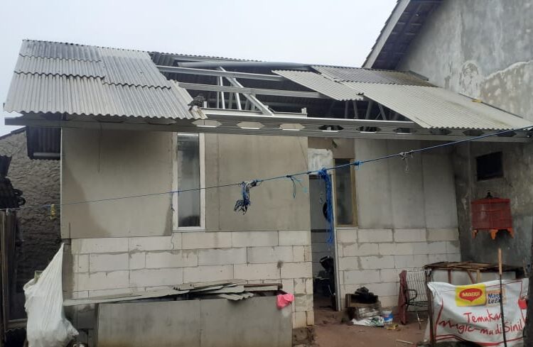 Rumah warga Rt 01/08 Desa Jelegong Rancaekek atapnya hancur akibat akibat angin Puting beliung.