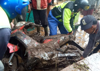 Banjir Bandang, Tiga Sepeda Motor Terbawa Arus dan Ratusan Rumah Rusak